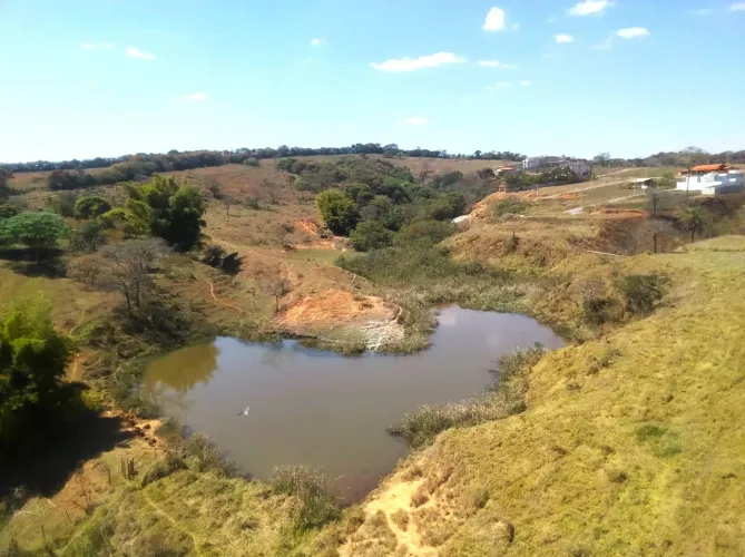 Lote de 1.000 metros + 9.000 de app + nascente + represa