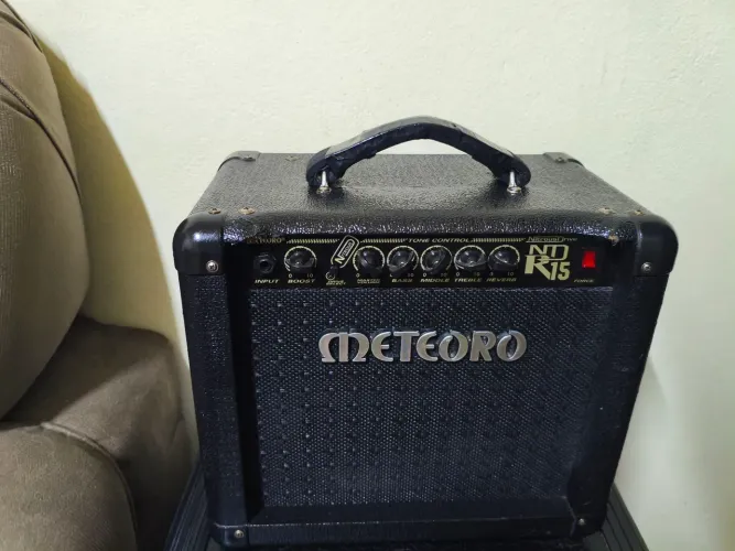 Vendo caixa amplificada meteoro pra guitarra com distorção