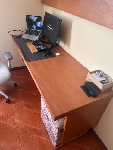 Conjunto home office planejado em MDF amadeirado ? bancada 179 × 70 cm