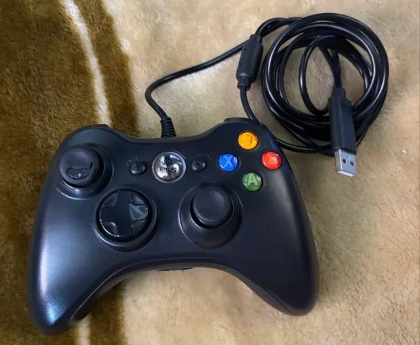 Controle Preto com Fio compatível com Xbox 360 e PC