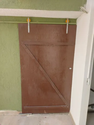Porta de correr. Estilo celeiro.