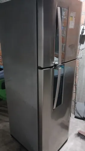 Vendo geladeira Electrolux 
