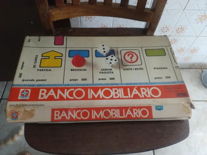 Banco imobiliário antigo conforme as fotos 