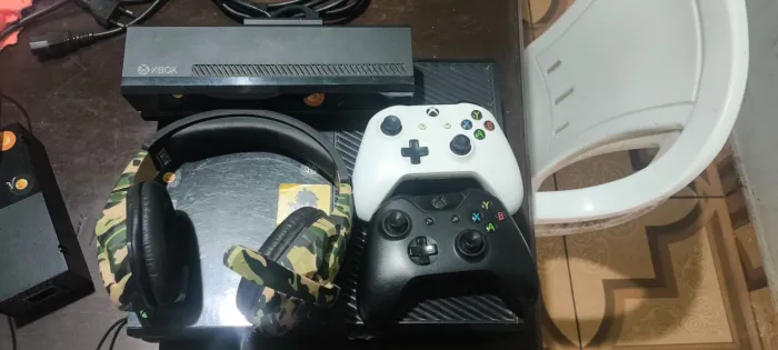 Xbox one 2 controles originais 1 Kinect 1 fone HAD7