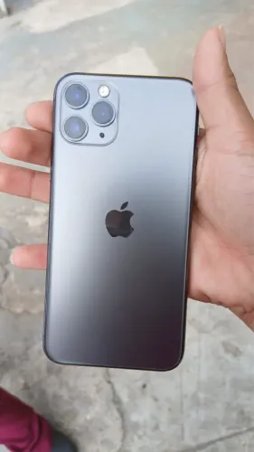 Estou vendendo iPhone 11pro de 1.500 com duas capinhas e um carregador 