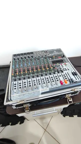Mesa de Som Behringer Xenyx X1832USB - Acompanha cabos XLR e microfones