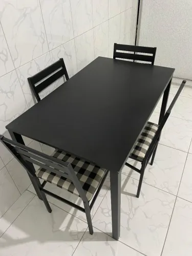 Jogo mesa com 4 cadeiras.