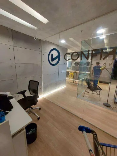Sala Comercial Completa no Via Parque Comfort Working | Equipada com 5 Banheiros e Cozinha