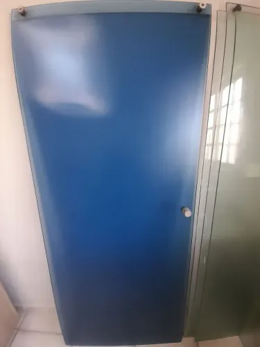 1 Pia de banheiro icasa e 1 Box de vidro azul