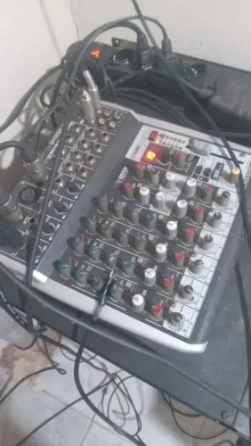 Mesa de som Behringer 6 canais 