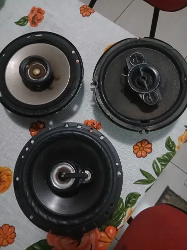 Vendo um trio de auto falantes 6 polegadas 80 os 3