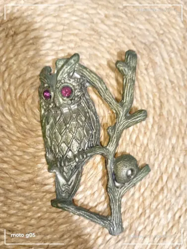 Broche ou onarmento coruja peça decorativa feita em meta envelhecido vintage 1960