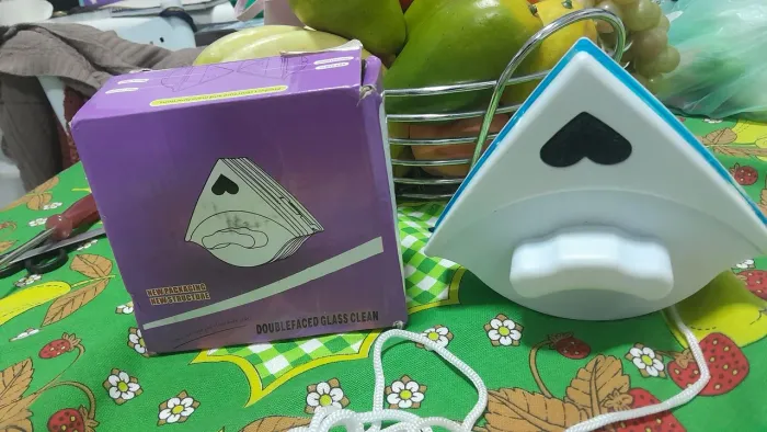Limpador de vidro magnético. 
