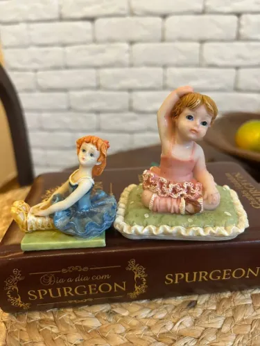 Esculturas de Par de Bailarinas em Resina