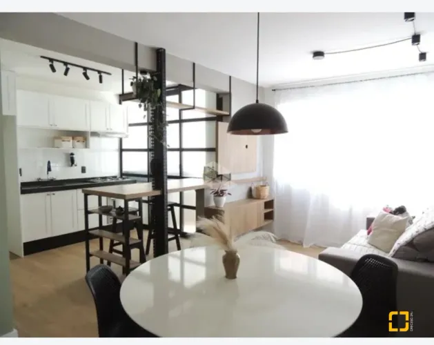 Apartamento de 2 dormitórios, todo reformado no centro de Florianópolis.