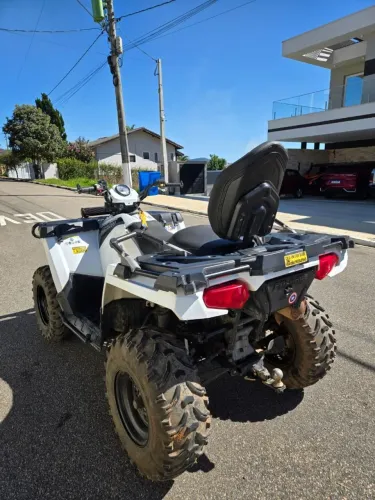 Quadriciclo com motor danificado