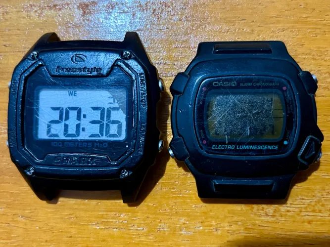 Dois relógios antigos - Shark e Casio. 