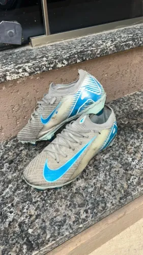 CHUTEIRA DE CAMPO AIR ZOOM PRIMEIRA LINHA, COSTURA RECÉM FEITA. TAMANHO 37