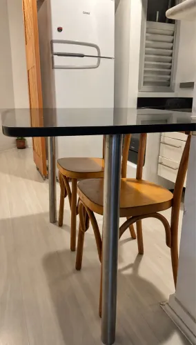 Mesa Compacta com Tampo de Mármore + Conjunto de 2 Cadeiras de Madeira
