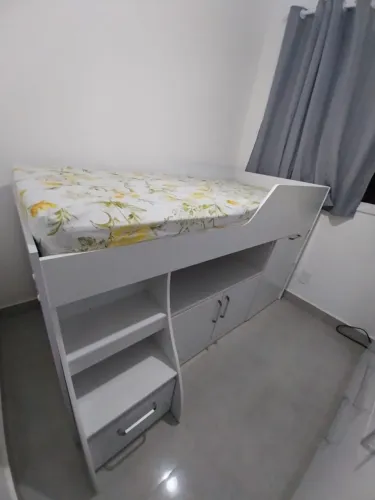 Cama Juvenil Multifuncional Alta com armário inferior e escrivaninha semi nova