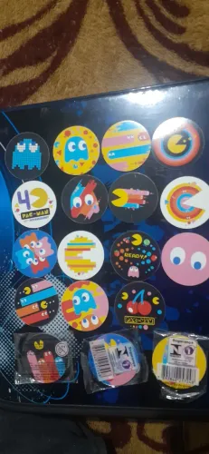 18 tazos Pacman sem repetir, 3 tazos lacrados.