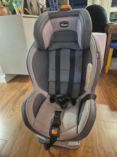 Cadeirinha de carro Chicco com 9 posições de inclinação e isofix