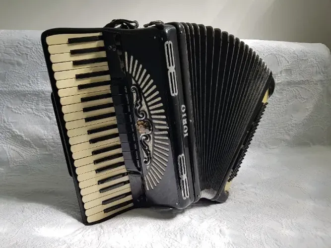Acordeon Italiano 120 baixos Quarta de Voz Oitavada