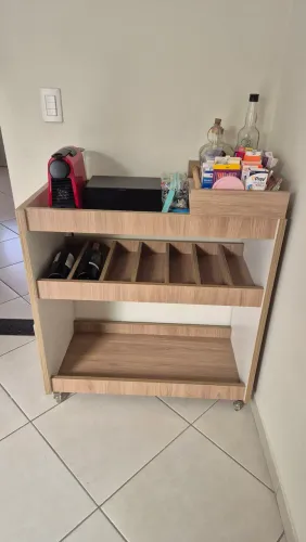 Aparador personalizado com rodízio.
