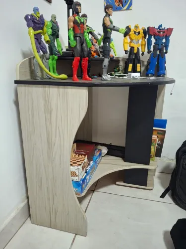 Escrivaninha de canto 