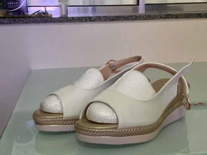 Vende-se sandália tamanho 36, valor:100 reais