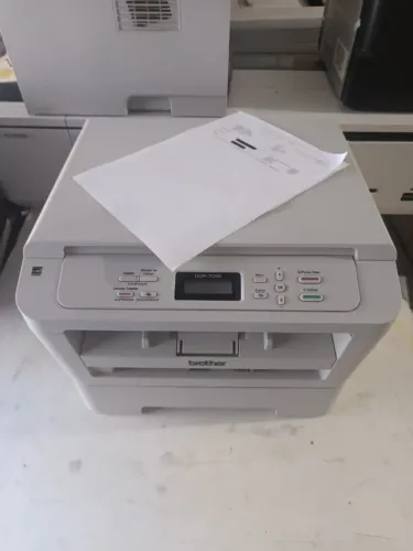 IMPRESSORA MULTIFUNCIONAL BROTHER DCP7055 COM APENAS 800 PAGINAS IMPRESSAS MUITO NOVA