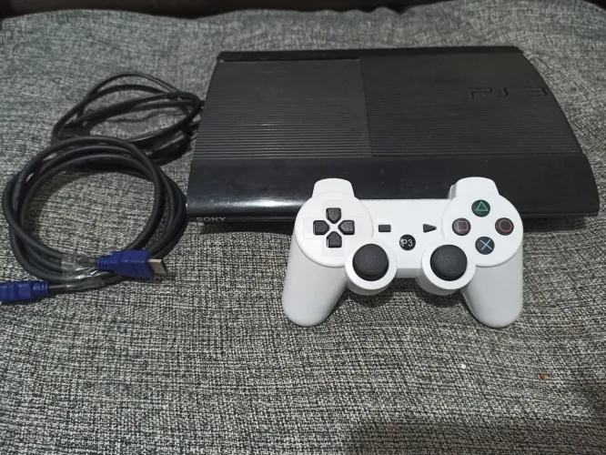 Vendo Playstation 3, funcionando perfeitamente. Com muitos jogos. Parcelo nos cartões.