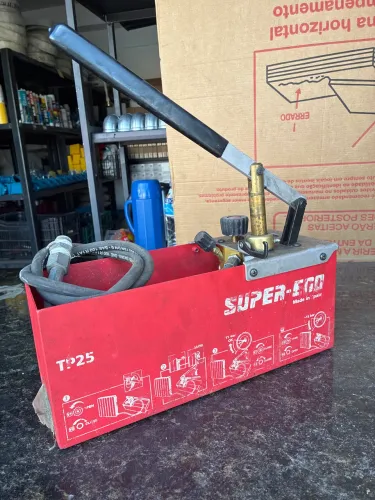 Bomba manual para teste hidrostático