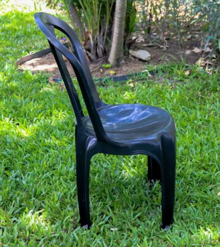 Cadeiras de plástico preta