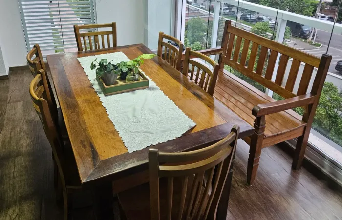 Mesa de madeira maciça com 6 cadeiras + namoradeira