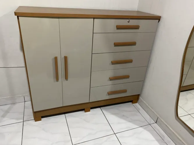 Cômoda semi nova 