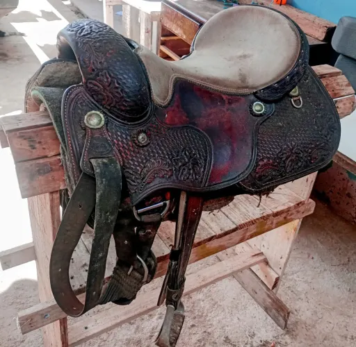 Sela de laço comprido entalhada. Linda 