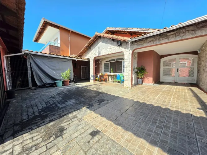 Casa Isolada à venda em Praia Grande no Caiçara com 3 dormitórios e Piscina