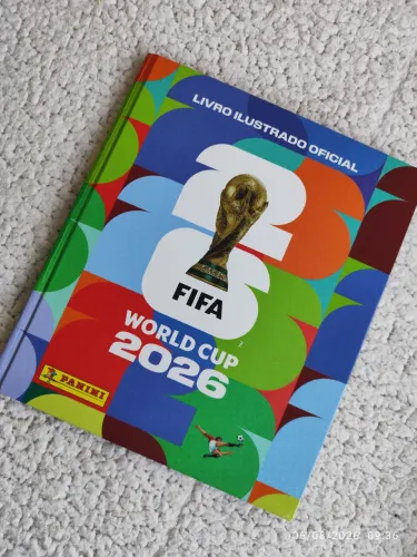 Oportunidade Album Copa Completo + 2 Figurinhas Legend Ouro (Messi / CR7) com sleeve