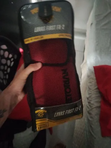 Luva de muay thai e boxe e vem junto atadura para as mãos