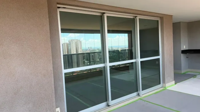 Oportunidade de adquirir elegante porta de alumínio e vidro de excente qualidade