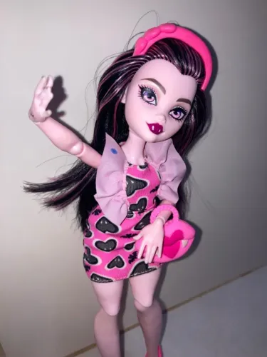 Boneca Monster High Draculaura G3 (Versão Budget) - Usada