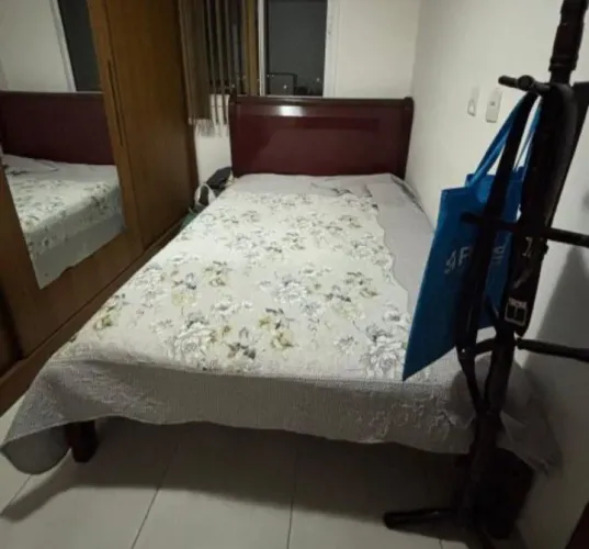 CAMA CASAL COM COLCHÃO SEMI NOVA