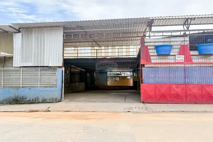 Galpão com loja 450m2 e pé direito de 4,9m para locação no bairro Monte Castelo