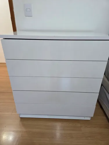 Vendo cómoda branca com 5 gavetas espaçosa e funcional ideal para quarto.