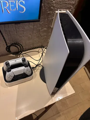 PlayStation 5 com 2 controles