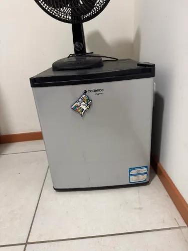 Frigobar semi novo