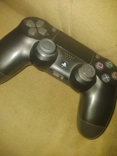 controle de ps4 sem fio original preto usado mais sem defeito só sem a capa do botão dire