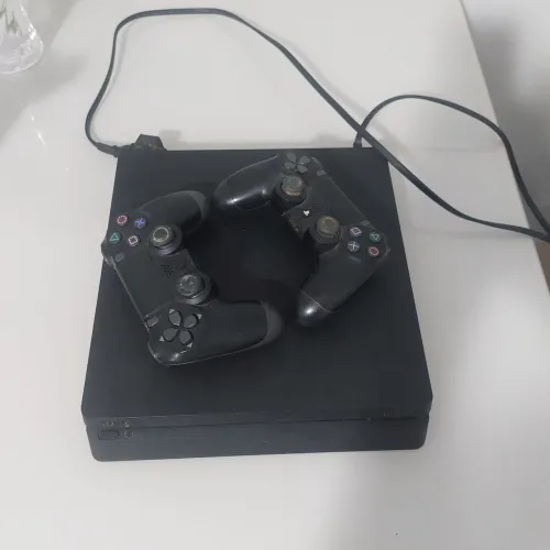 PS4 Slim 