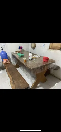 Mesa de madeira com banco